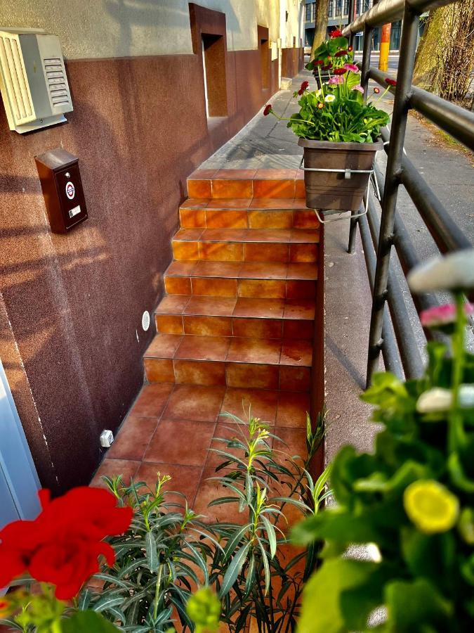 Underground Apartment Bratislava-Nivy Buitenkant foto